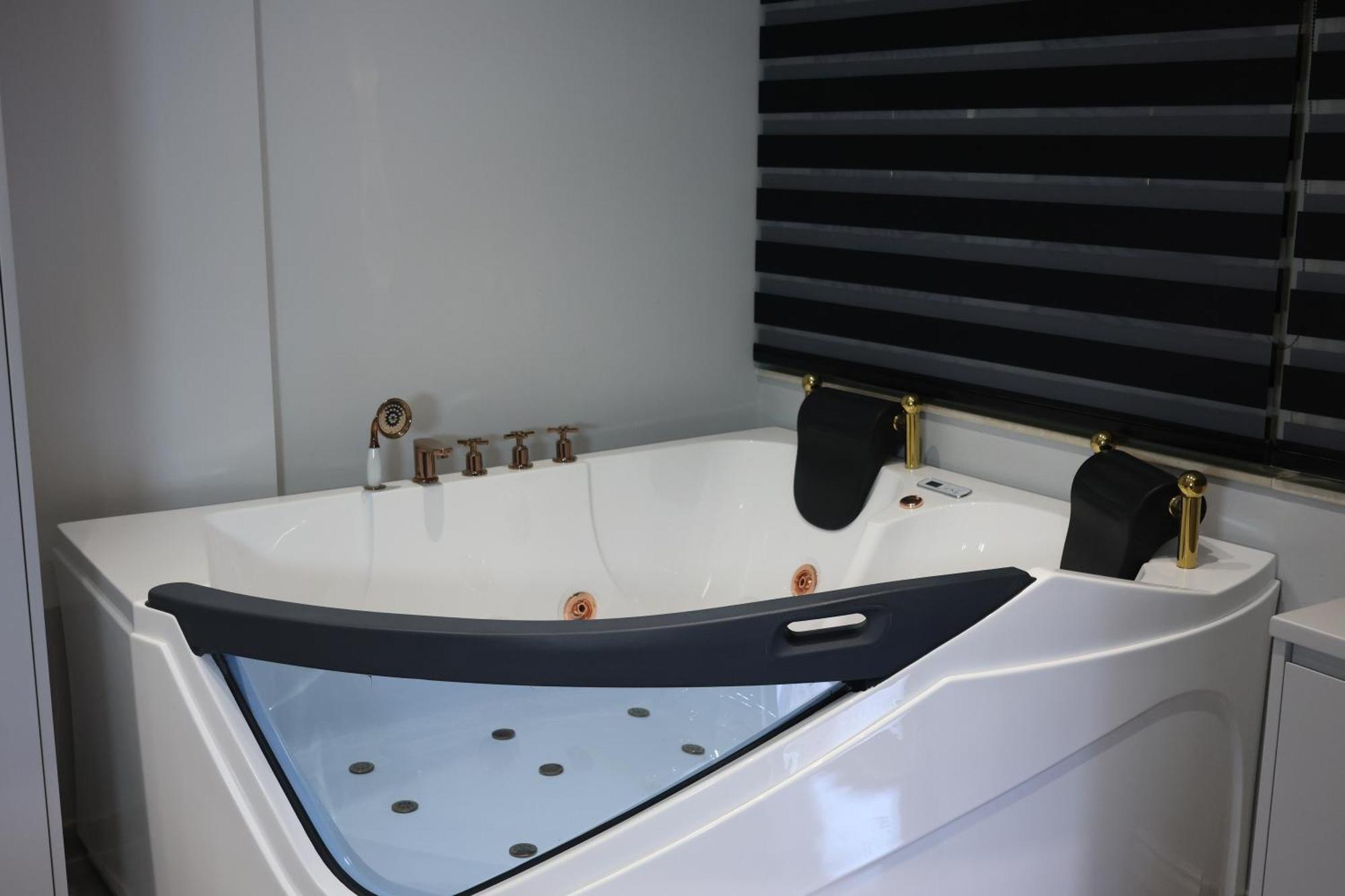 Lunarist - Exclusive With Private Jacuzzi In Blloku Apartamento Tirana