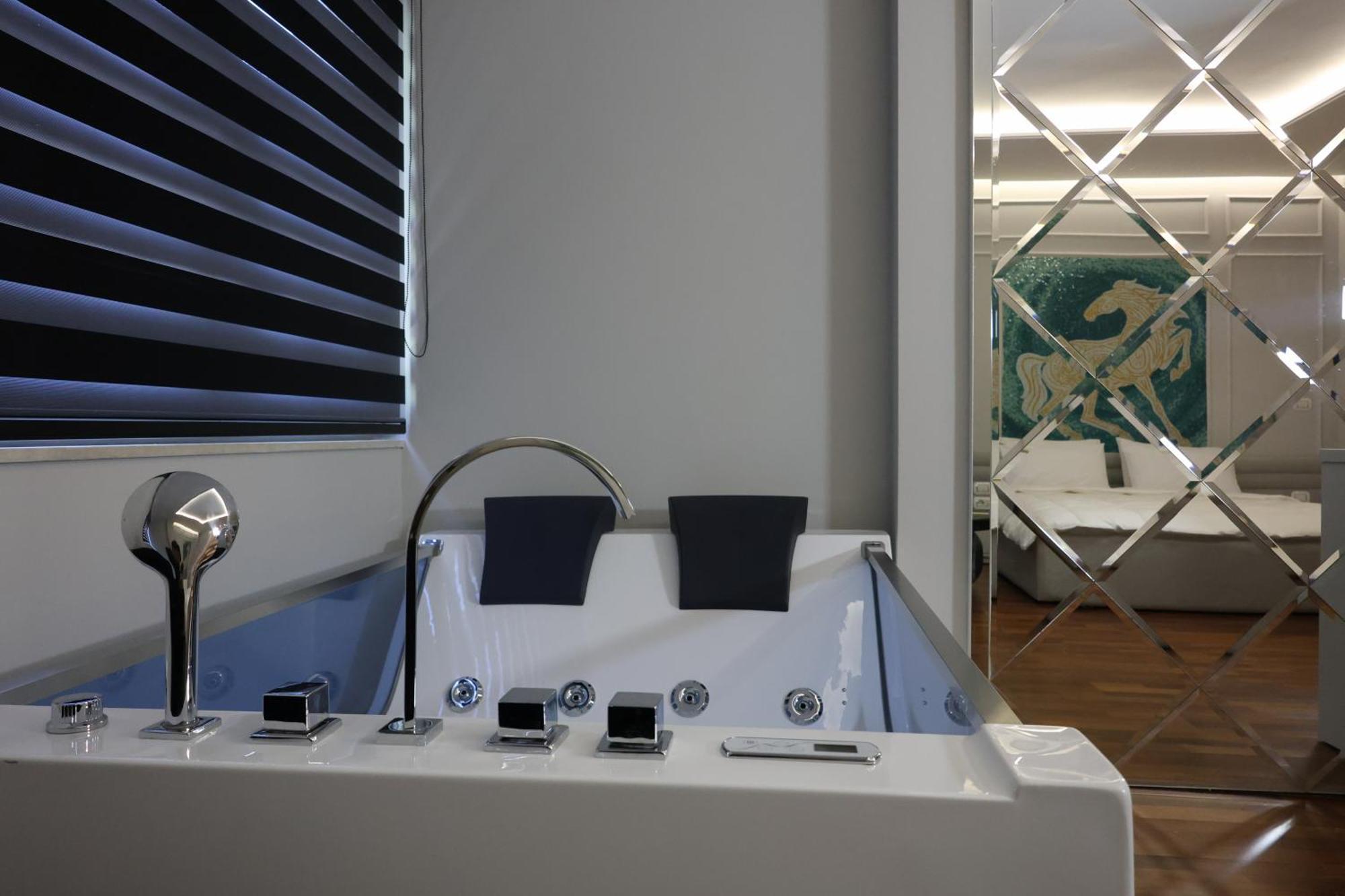 Lunarist - Exclusive With Private Jacuzzi In Blloku Apartamento