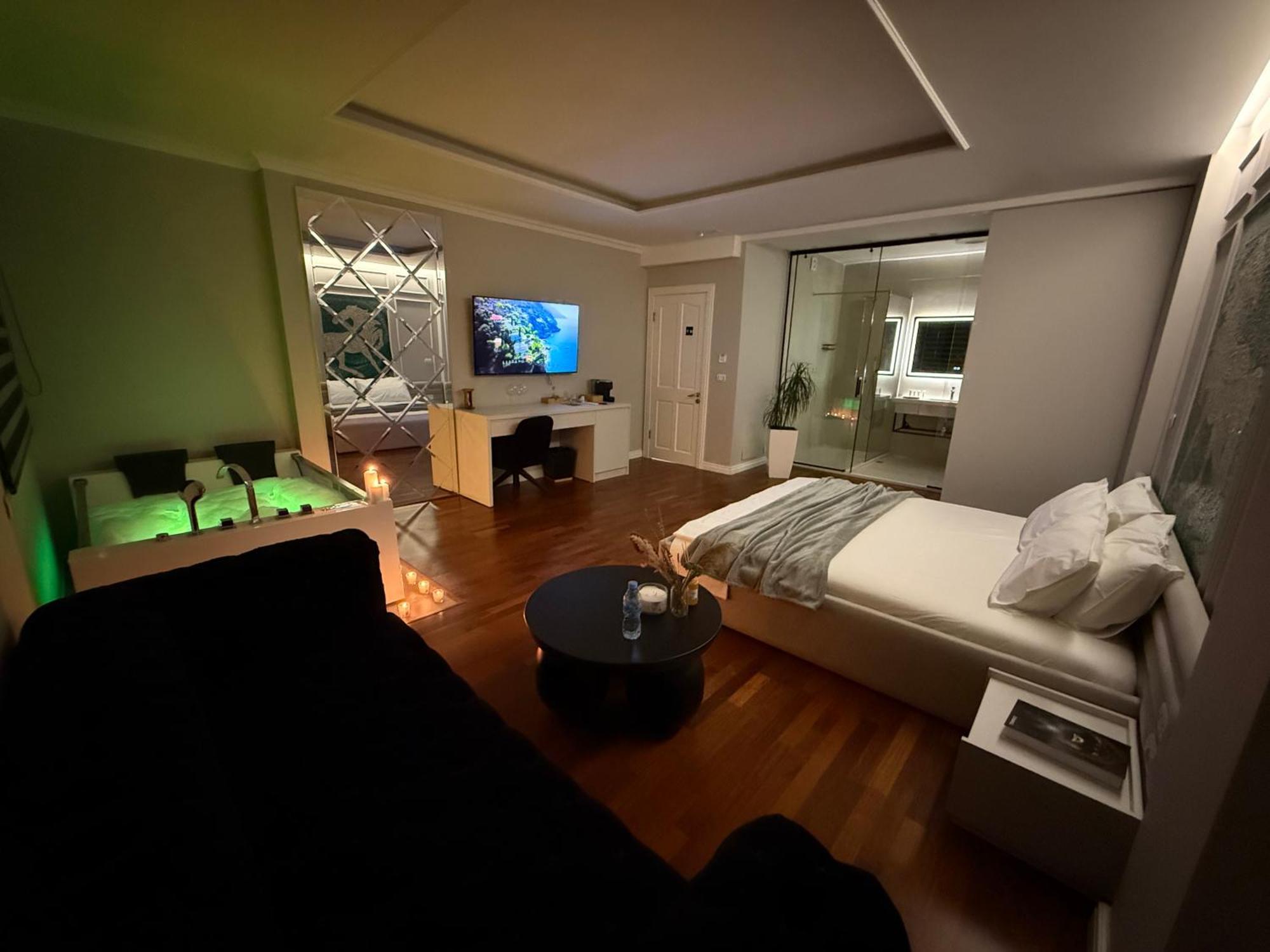 Lunarist - Exclusive With Private Jacuzzi In Blloku Tirana