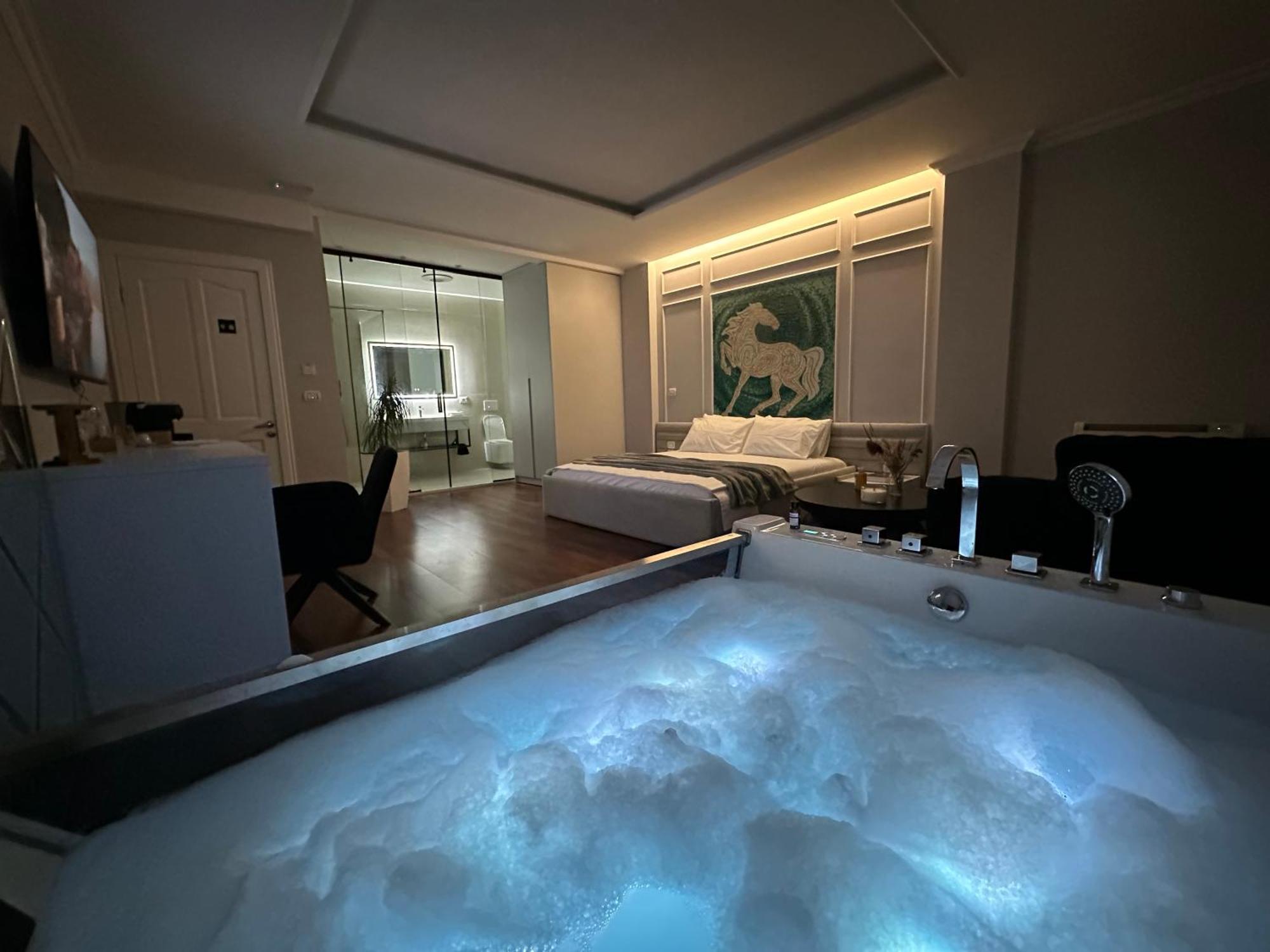 Lunarist - Exclusive With Private Jacuzzi In Blloku Tirana