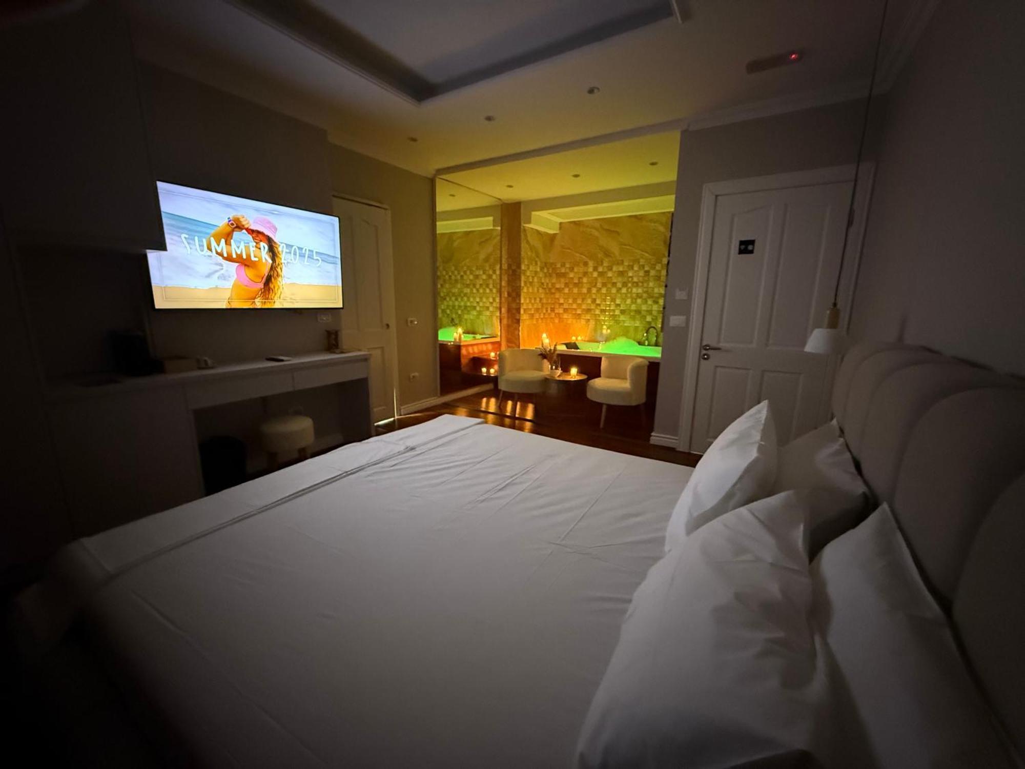 Lunarist - Exclusive With Private Jacuzzi In Blloku Tirana